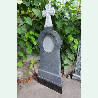 Памятник с местом для овального портрета с резным крестом